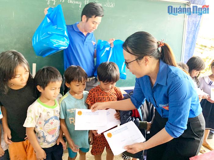Đoàn thanh niên Cục Thuế tỉnh tặng quà học sinh điểm trường Trà Khương (Trà Bồng).