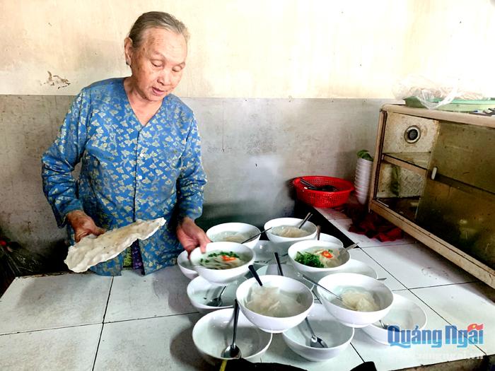 Món don được thực khách ưa chuộng nên cụ Nguyễn Thị Bích Mai luôn chuẩn bị sẵn nguyên liệu.
