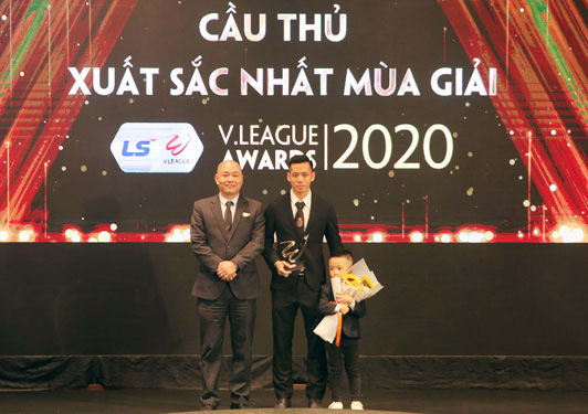 Văn Quyết nhận giải cầu thủ xuất sắc nhất mùa giải V-League 2020