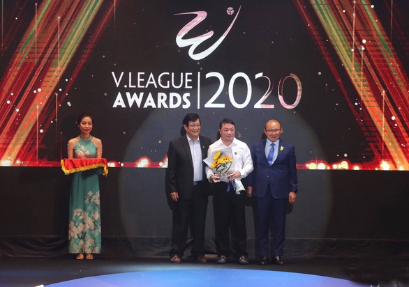 HLV Trương Việt Hoàng của nhà vô địch Viettel là HLV xuất sắc nhất mùa giải 2020 - Ảnh: NAM KHÁNH