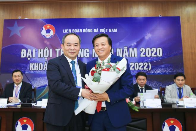 Chủ tịch VFF chúc mừng ông Lê Văn Thành (phải) đắc cử Phó Chủ tịch VFF.