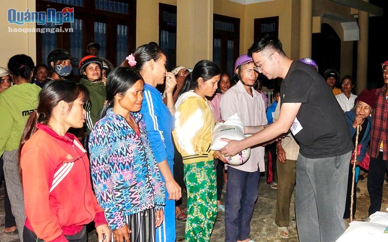 Đại diện tổ chức Rikolto tại Việt Nam thăm hỏi, động viên và trao quà cho bà con nhân dân
