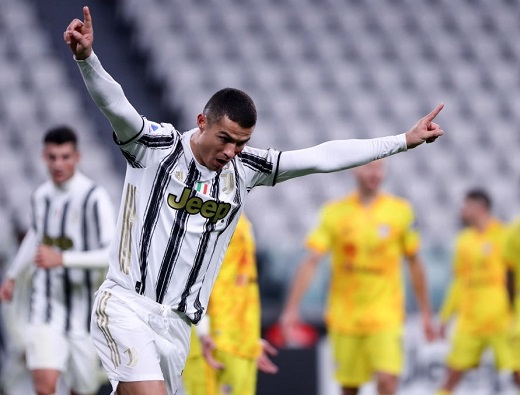 Ronaldo tỏa sáng với cú đúp vào lưới Cagliari
