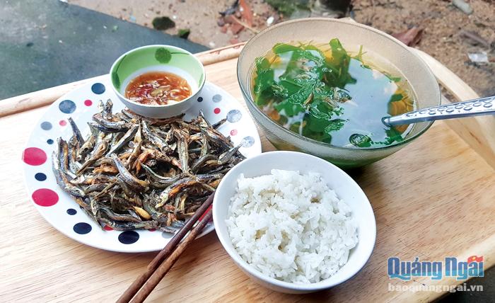 Cá cơm khô chiên cùng canh cải nấu ruốc là món ăn thường nhật vào mùa mưa của bao gia đình ở quê.                                         Ảnh: Ý THU