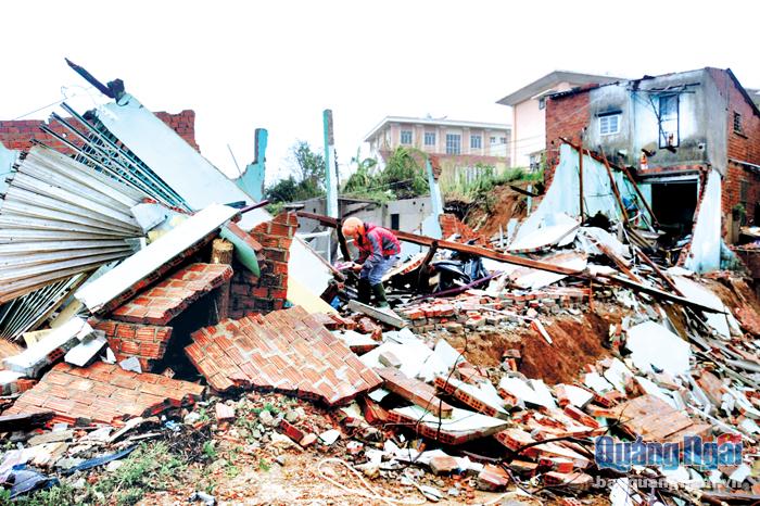 Nhà anh Võ Hồng Thanh, ở thôn Vạn Tường, xã Bình Hải, huyện Bình Sơn bị sập sau bão số 9 năm 2020. Ảnh: T.L