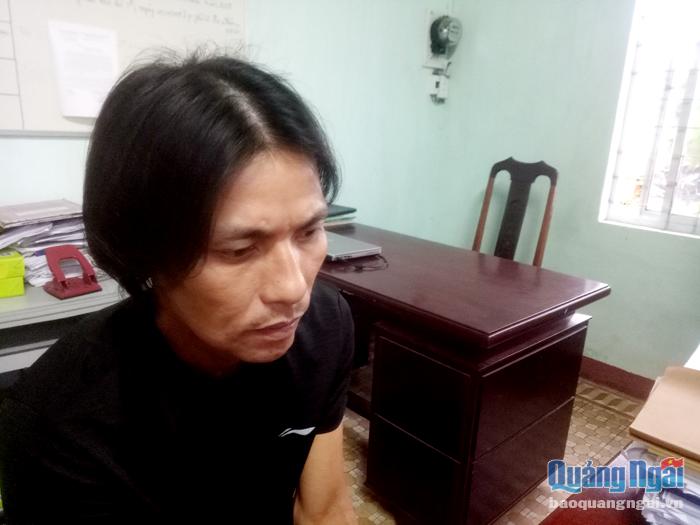Đối tượng cướp giật tài sản Phan Văn Thiên bị Công an huyện Tư Nghĩa bắt giữ.