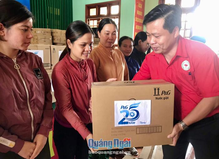 Chủ tịch Hội Chữ thập đỏ tỉnh Nguyễn Hoàng Hiệp trao quà cho người nghèo trong tỉnh.  