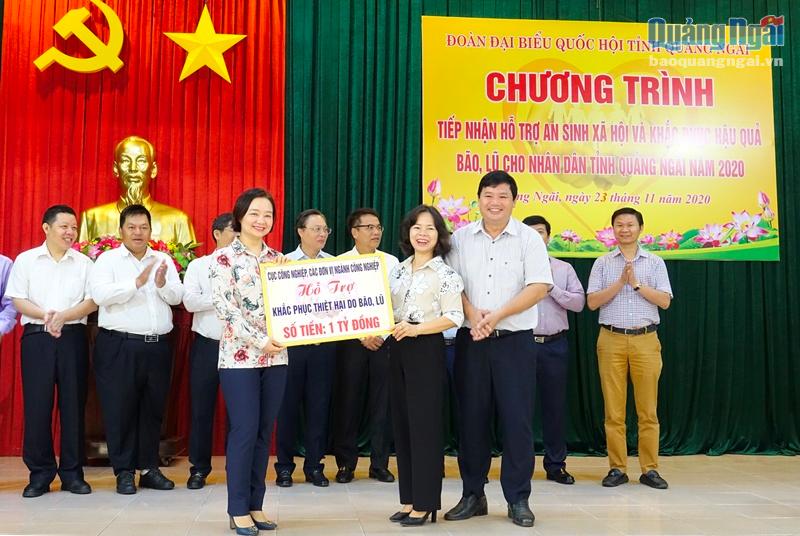 Các đơn vị, doanh nghiệp trao tiền hỗ trợ an sinh xã hội giúp nhân dân Quảng Ngãi khắc phục hậu quả thiên tai