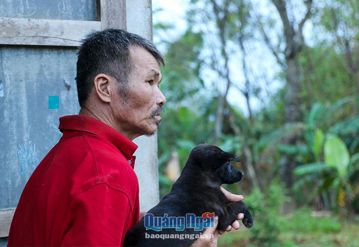 Sau ngày Duy ra Bắc Ninh làm thêm được ít lâu thì ông Thái đem một chú chó con về cùng sống chung. Và giờ, cả ngày ông lại ôm chú chó ngồi vào một góc, ánh mắt nhìn xa xăm như đang ngóng chờ con trở về.