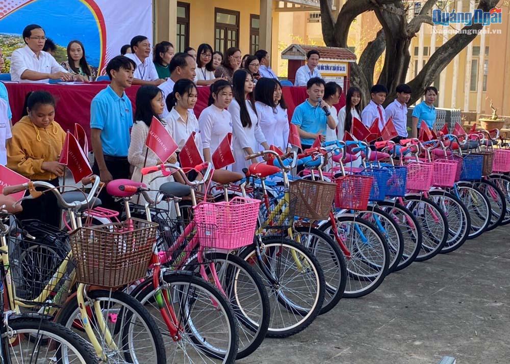 Agribank Lý Sơn trao tặng xe đạp cho học sinh nghèo