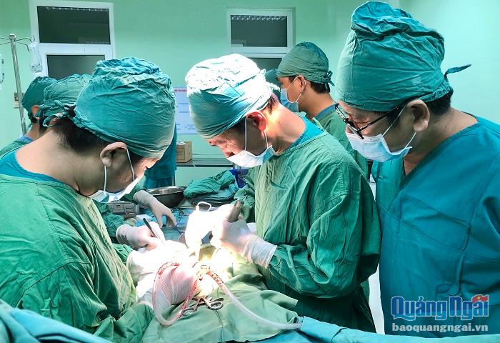 Ca phẫu thuật chuyển giao kỹ thuật thay đĩa đệm nhân tạo tại Bệnh viện Đa khoa Quảng Ngãi