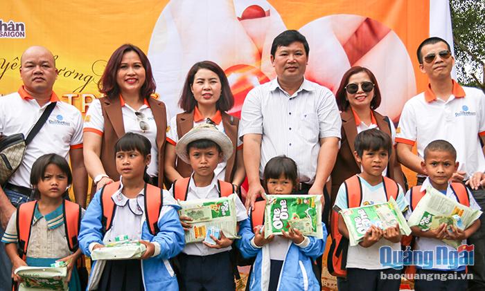 Trao quà cho các em học sinh nghèo tại xã Sơn Trà (Trà Bồng)