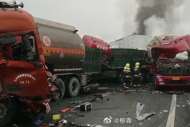 Nhân viên cứu hỏa dập lửa ở hiện trường vụ tai nạn (Ảnh: Weibo)