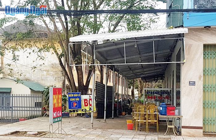 Phần đất ông ông Phạm Đình Thịnh, ở phường Trương Quang Trọng (TP.Quảng Ngãi) chiếm trái phép làm nơi bán đồ ăn sáng.