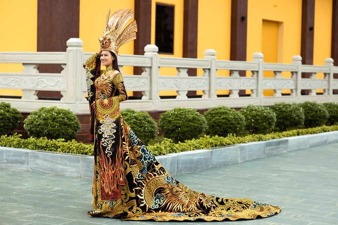 Thái Thị Hoa trong thiết kế Mẹ Âu Cơ tại Hoa hậu Trái đất 2020