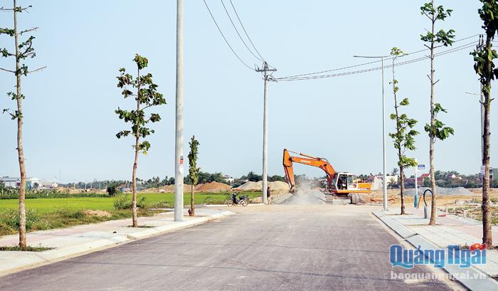 Một khu dân cư ở huyện Tư Nghĩa đang thi công hạ tầng.