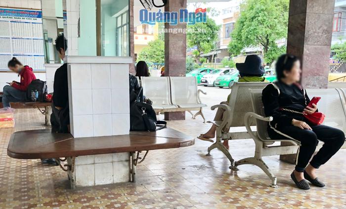 Nhiều hành khách đến Ga Quảng Ngãi không đeo khẩu trang.                   Ảnh: PV