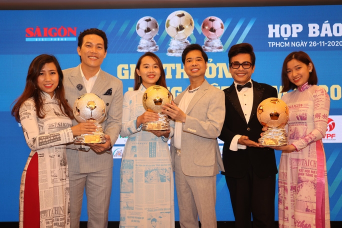 Ca sĩ Ngọc Sơn, MC Thanh Bạch, ca sĩ - nhạc sĩ Quách Beem cùng giới thiệu về biểu tượng Quả bóng Vàng, Bạc và Đồng của Việt Nam năm 2020
