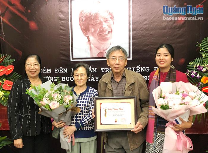 Người thân, bạn bè chúc mừng nhà thơ Thanh Thảo tại lễ nhận Giải thưởng Văn học Nghệ thuật Nguyễn Đình Thi.                      Ảnh: PV
