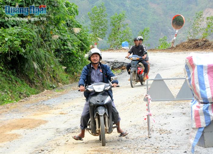 Anh Nguyễn Quý Dương trên đường đi tuần đường kiểm tra các vị trí sạt lở.