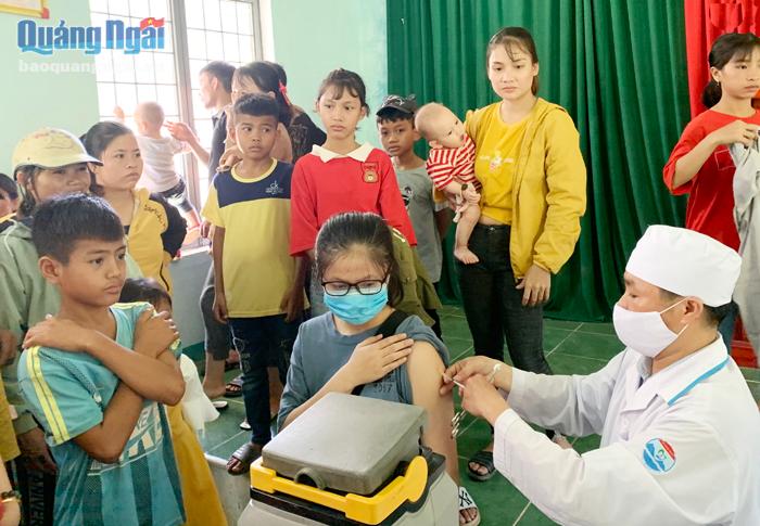 Huyện Sơn Hà triển khai tiêm phòng vắc xin phòng bệnh bạch hầu cho người dân. 