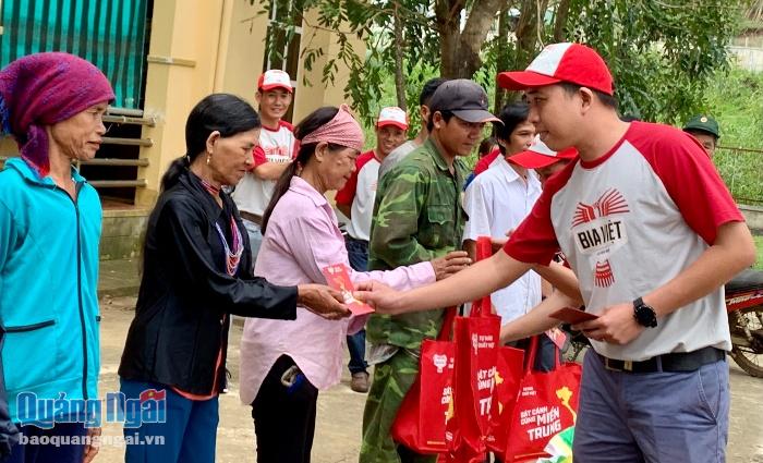 Đại diện Bia Việt trao quà cho người dân xã vùng cao Ba Khâm (Ba Tơ).