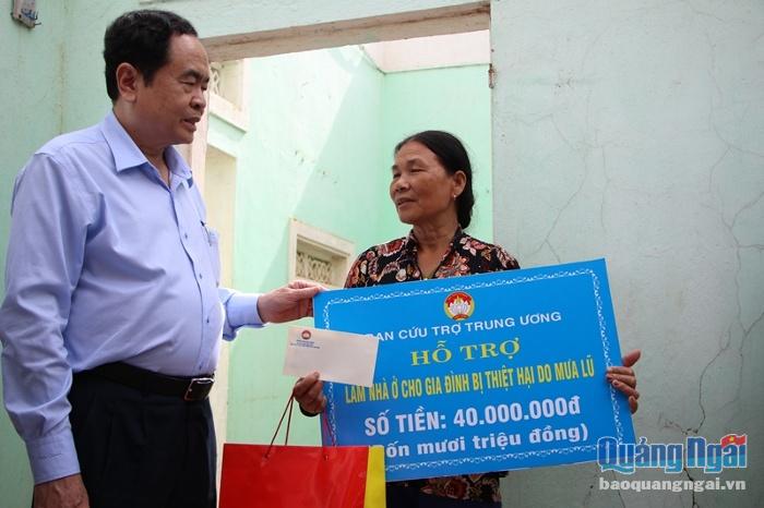 Trao kinh phí hỗ trợ cho người dân Bình Sơn có nhà bị sập hoàn toàn.