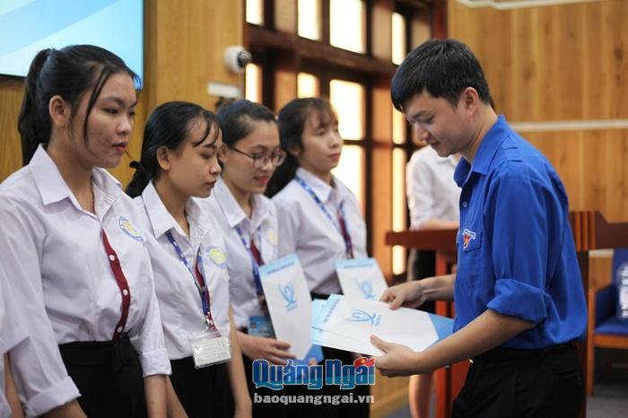 Trung ương Hội Sinh viên Việt Nam: Trao quà, học bổng cho học sinh, sinh viên vùng bão lũ tỉnh Quảng Ngãi