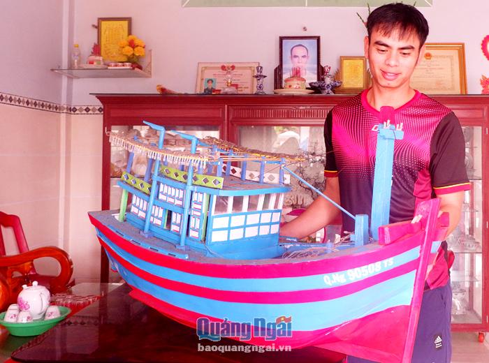 Chàng trai 9X Đỗ Minh Khá khéo tay làm ra  mô hình tàu, thuyền thu nhỏ.