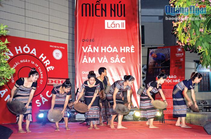 Thiếu nữ Hrê biểu diễn các điệu múa mang đậm bản sắc dân tộc tại Trung tâm Phát huy giá trị di sản văn hóa đa năng tỉnh.     