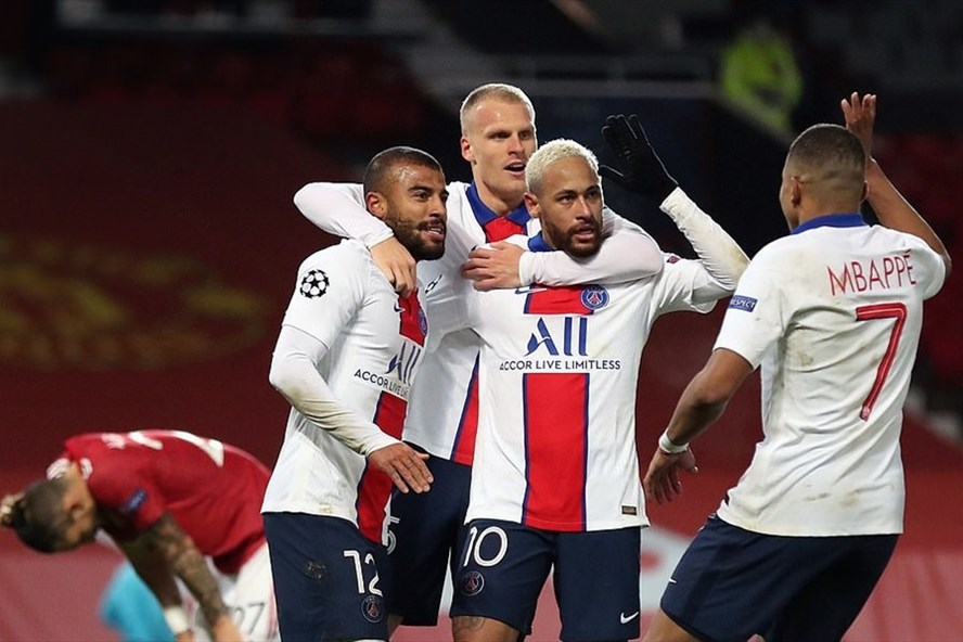 Các cầu thủ PSG ăn mừng bàn thắng vào lưới Man United - Ảnh: REUTERS