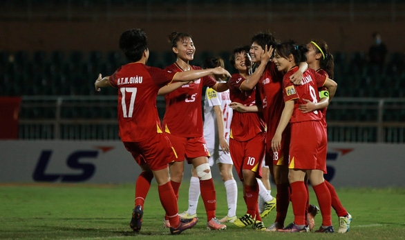 TP.HCM I ăn mừng chiến thắng 1-0 trước Hà Nội II Watabe trên sân Thống Nhất hôm 1-12 - Ảnh: PHƯƠNG VÕ