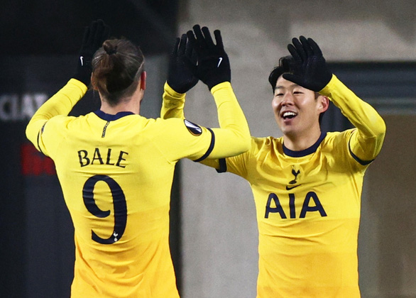 Son Heung Min (phải) ăn mừng cùng Gareth Bale sau khi ghi bàn thắng cho Tottenham - Ảnh: Reuters