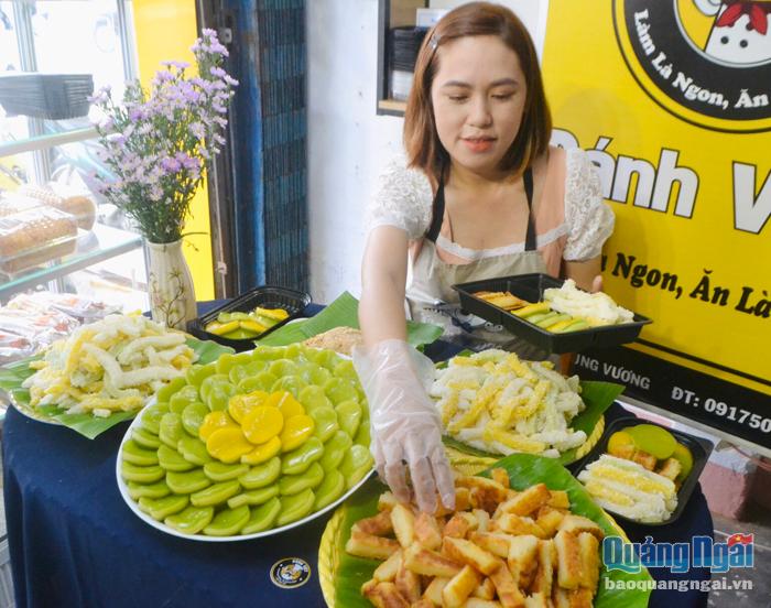 Không chỉ giữ được hương vị truyền thống mà các loại bánh quê của tiệm còn được chị Nguyễn Thị Hạ Sương nâng tầm về hình thức và chất lượng.  ẢNH: HIỀN THU