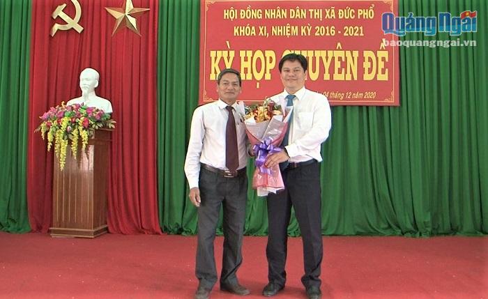 Ông Trần Phước Hiền (bên phải) đang được UBND tỉnh đề nghị bầu bổ sung để giữ chức vụ Phó Chủ tịch UBND tỉnh nhiệm kỳ 2016 - 2021