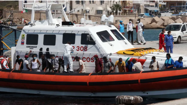 Người di cư trên tàu tuần duyên tại đảo Lampedusa, Italy vào ngày 5/9. (Ảnh: AP)