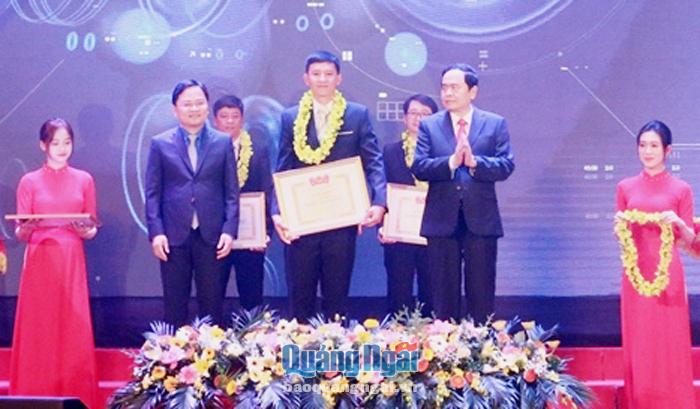 Lãnh đạo Ủy ban Trung ương MTTQ Việt Nam và Trung ương Đoàn trao Bằng khen cho đại diện nhóm tác giả  thuộc Công ty CP Lọc hoá dầu Bình Sơn.