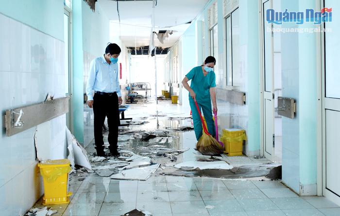 Trung tâm Y tế huyện Bình Sơn cơ sở 2 bị hư hỏng nặng do bão số 9. 