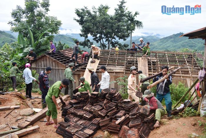 Công an huyện Sơn Tây giúp người dân di dời nhà cửa bị thiệt hại do sạt lở, lũ quét. 