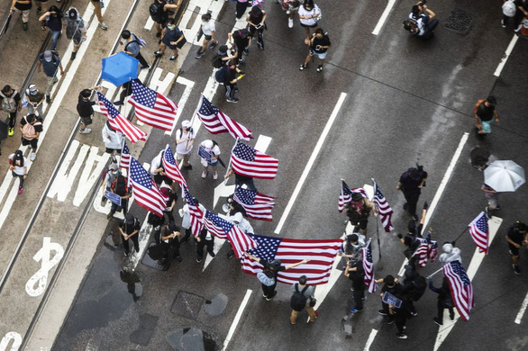 Người biểu tình mang theo quốc kỳ Mỹ tại Hong Kong vào ngày 31-8-2019 - Ảnh: BLOOMBERG