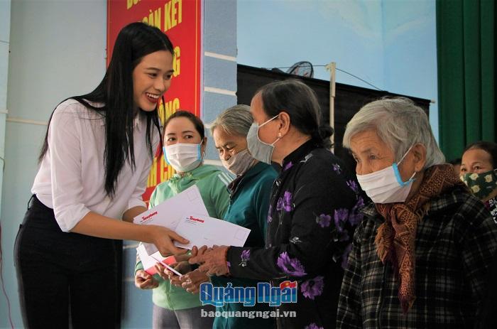 Hoa hậu Đỗ Thị Hà cùng đoàn Ban Tổ chức 