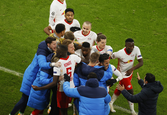 Các cầu thủ Leipzig ăn mừng tấm vé vào vòng 16 đội Champions League - Ảnh: REUTERS