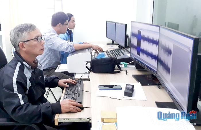 Cán bộ, nhân viên Trung tâm TT-VH-TT huyện Sơn Tây thực hiện chương trình phát sóng phát thanh hằng ngày.