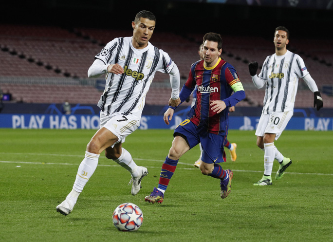 Messi mờ nhạt trước Ronaldo. 