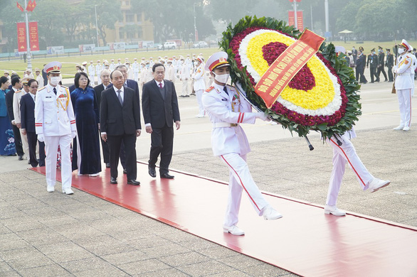 Đoàn đại biểu dự Đại hội thi đua yêu nước lần thứ X vào lăng viếng Chủ tịch Hồ Chí Minh sáng 9-12 - Ảnh: Ban Thi đua khen thưởng trung ương