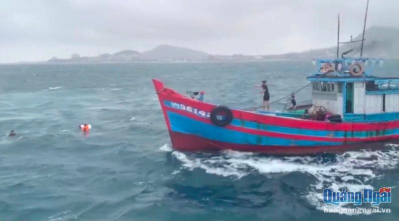Ngư dân địa phương tiếp cận ứng cứu các thuyền viên trên tàu bị chìm (ảnh chụp clip)