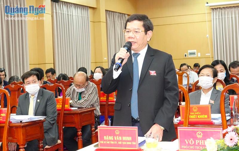 Chủ tịch UBND tỉnh Đặng Văn Minh phát biểu tại kỳ  họp