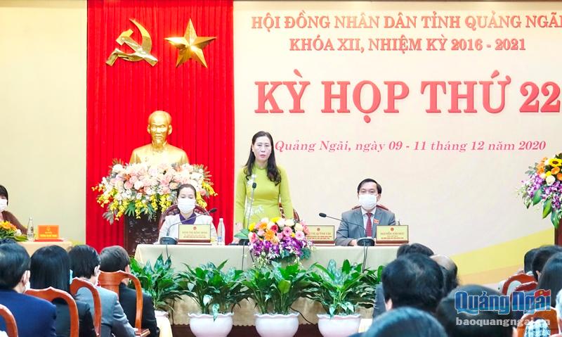 Ủy viên Dự khuyết Trung ương Đảng, Bí thư Tỉnh ủy, Chủ tịch HĐND tỉnh Bùi Thị Quỳnh Vân phát biểu tại phiên họp