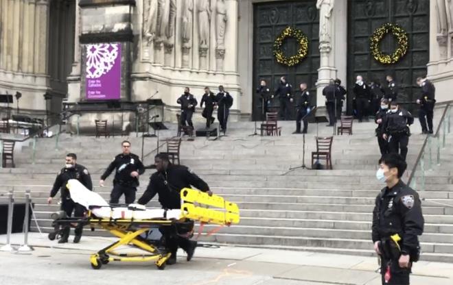 Nghi phạm vụ nổ súng tại nhà thờ Saint John the Divine bị thương nặng và được đưa tới bệnh viện. (Ảnh:AP) 