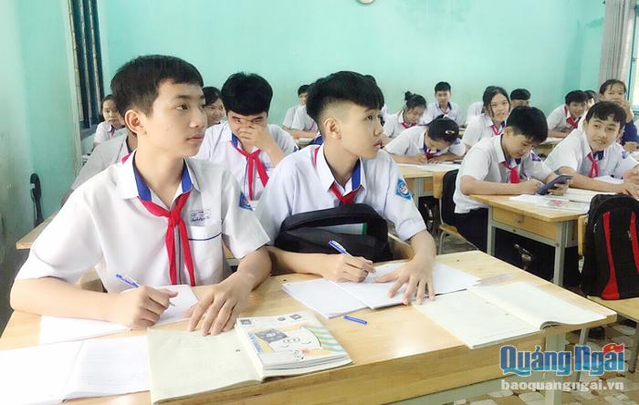 Học sinh Trường THCS Nghĩa Thuận (Tư Nghĩa) trong giờ học.